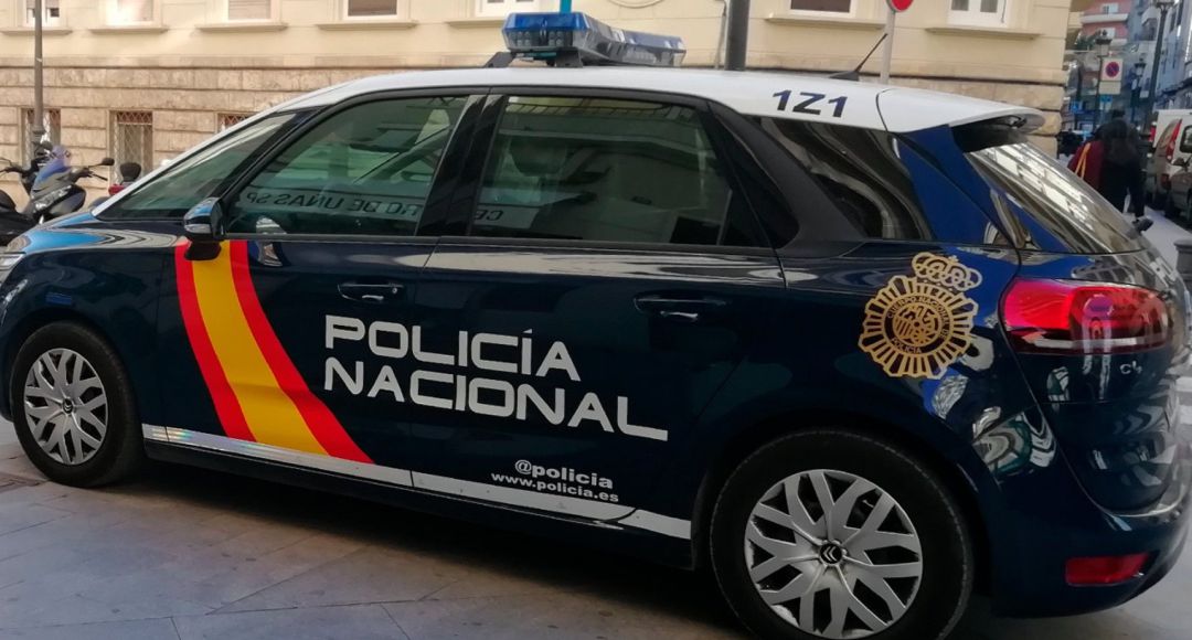 Un coche patrulla. Un coche patrulla.
