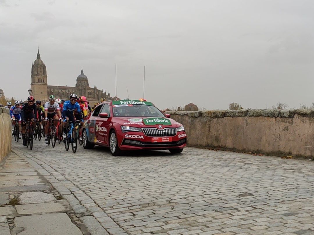 El pelotón, en la salida neutralizada de la Vuelta a España en Salamanca. El pelotón, en la salida neutralizada de la Vuelta a España en Salamanca.