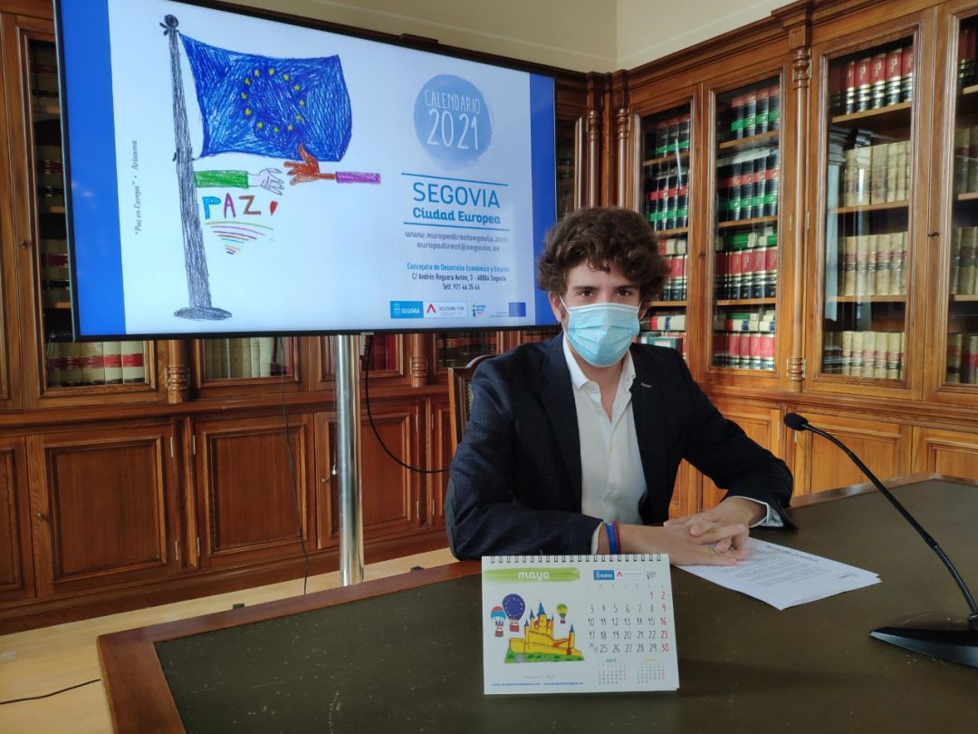 Alberto Espinar, concejal de Tecnología, posa con el Calendario "Segovia, ciudad europea" 2021 Alberto Espinar, concejal de Tecnología, posa con el Calendario "Segovia, ciudad europea" 2021