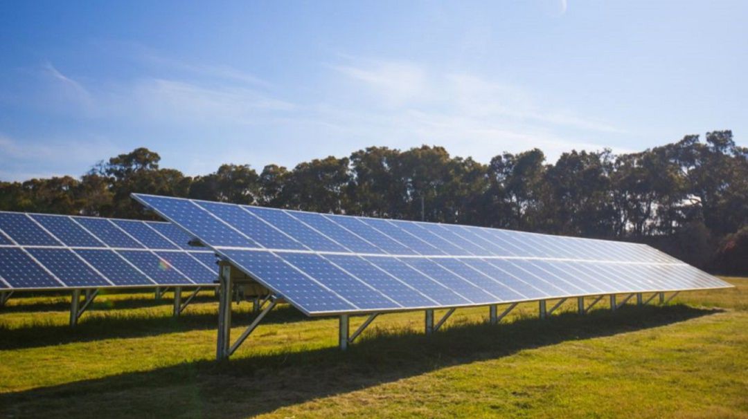 Placas solares en un parque de energía fotovoltaica Placas solares en un parque de energía fotovoltaica