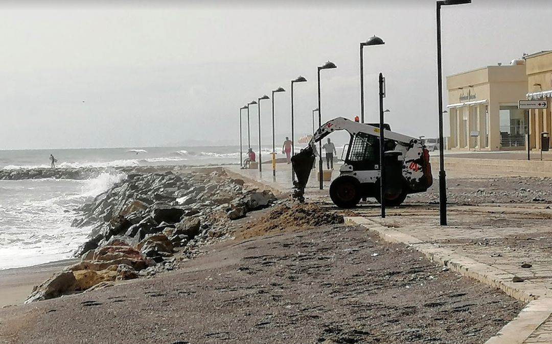 Limpieza del paseo marítimo de Pinedo tras el temporal de enero de 2020 (archivo) Limpieza del paseo marítimo de Pinedo tras el temporal de enero de 2020 (archivo)