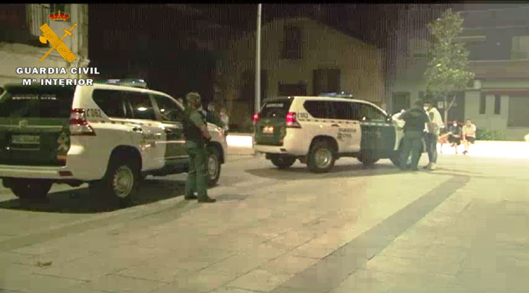 Control de la Guardia Civil en un pueblo de Ávila Control de la Guardia Civil en un pueblo de Ávila