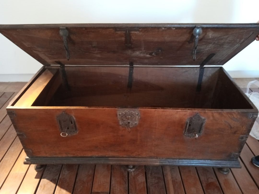 El arcón de madera del siglo XVI en el que se guardarán todos los documentos El arcón de madera del siglo XVI en el que se guardarán todos los documentos