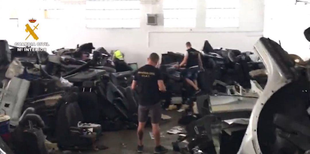 Imagen de la inspección a una de las naves que guardaba los vehículos despiezados Imagen de la inspección a una de las naves que guardaba los vehículos despiezados