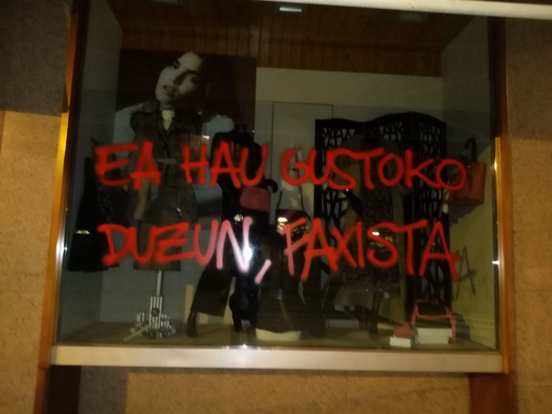 Imagen de la pintada en el negocio de la familia del líder de Vox Imagen de la pintada en el negocio de la familia del líder de Vox