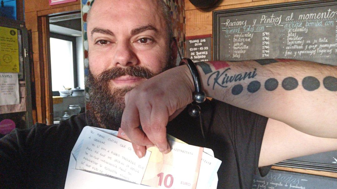 Patxi Trujillo, con el sobre que le dejó su "clienta anónima". Patxi Trujillo, con el sobre que le dejó su "clienta anónima".