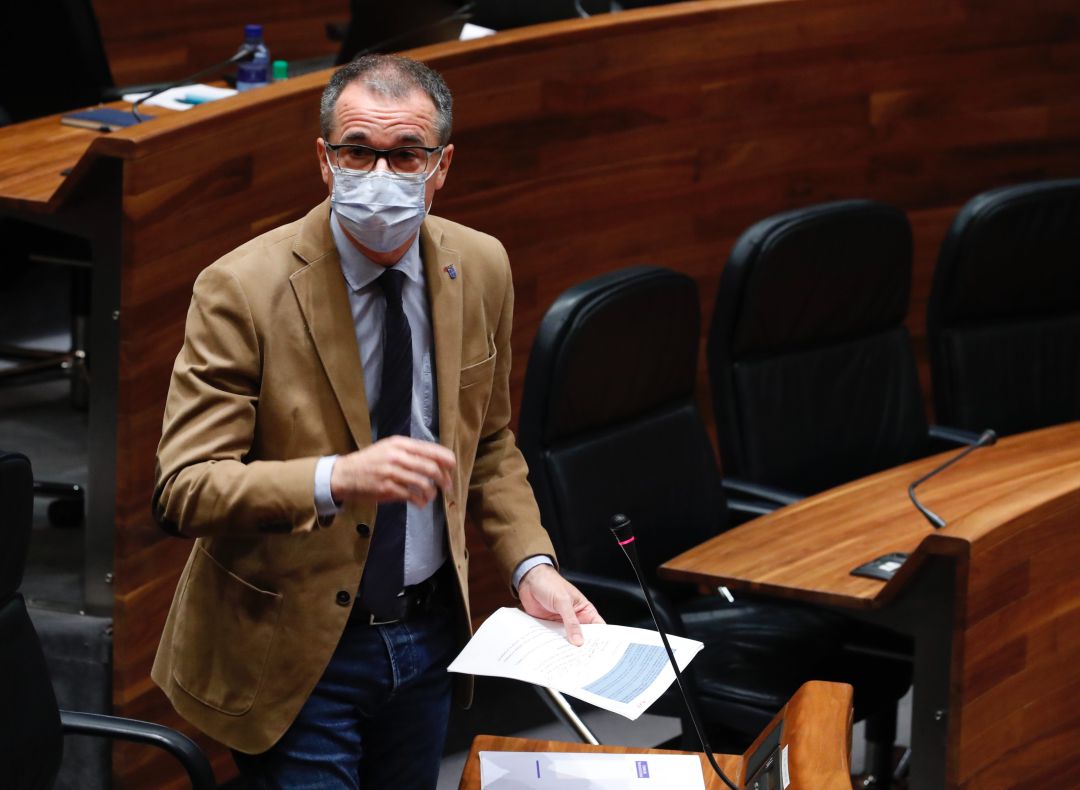 El consejero de Salud, Pablo Fernández Muñiz contestado en el Pleno de la Junta General a las preguntas de la oposición. El consejero de Salud, Pablo Fernández Muñiz contestado en el Pleno de la Junta General a las preguntas de la oposición.