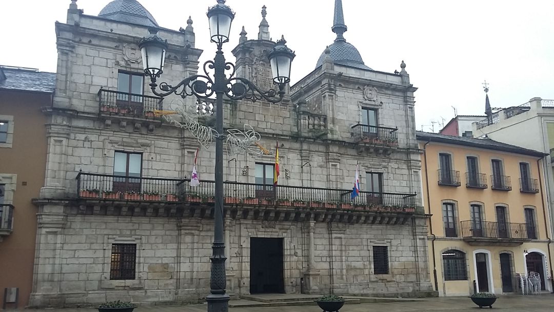 El equipo de gobierno contesta a las críticas de Samuel Folgueral y de Marco Morala El equipo de gobierno contesta a las críticas de Samuel Folgueral y de Marco Morala