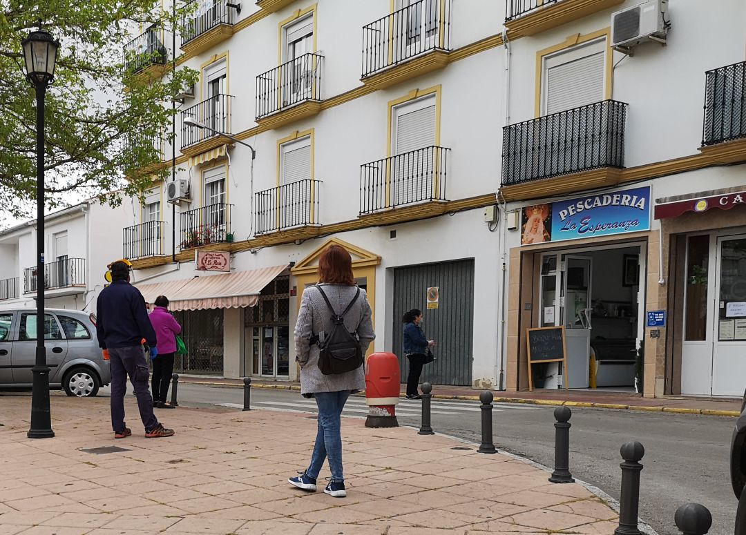 Imagen de archivo. Varios ciudadanos esperan su turno en un comercio local en el barrio de San Cristóbal Imagen de archivo. Varios ciudadanos esperan su turno en un comercio local en el barrio de San Cristóbal