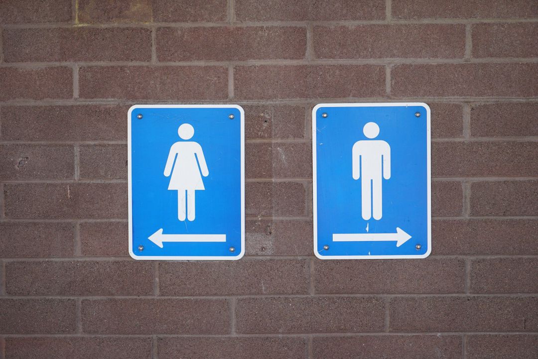 En Santiago se van a instalar baños públicos para evitar que la gente siga orinando en la calle En Santiago se van a instalar baños públicos para evitar que la gente siga orinando en la calle