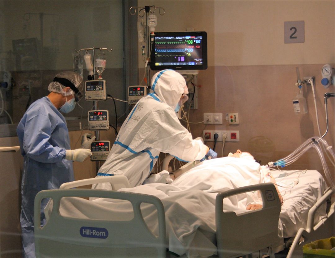 Sanitarios atienden a un 'paciente covid' en la UCI del Hospital Clínico San Cecilio de Granada Sanitarios atienden a un 'paciente covid' en la UCI del Hospital Clínico San Cecilio de Granada