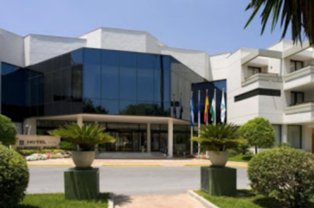 Uno de los grandes hoteles que ya ha cerrado en Jerez tras el decreto anunciado el domingo por la Junta Uno de los grandes hoteles que ya ha cerrado en Jerez tras el decreto anunciado el domingo por la Junta