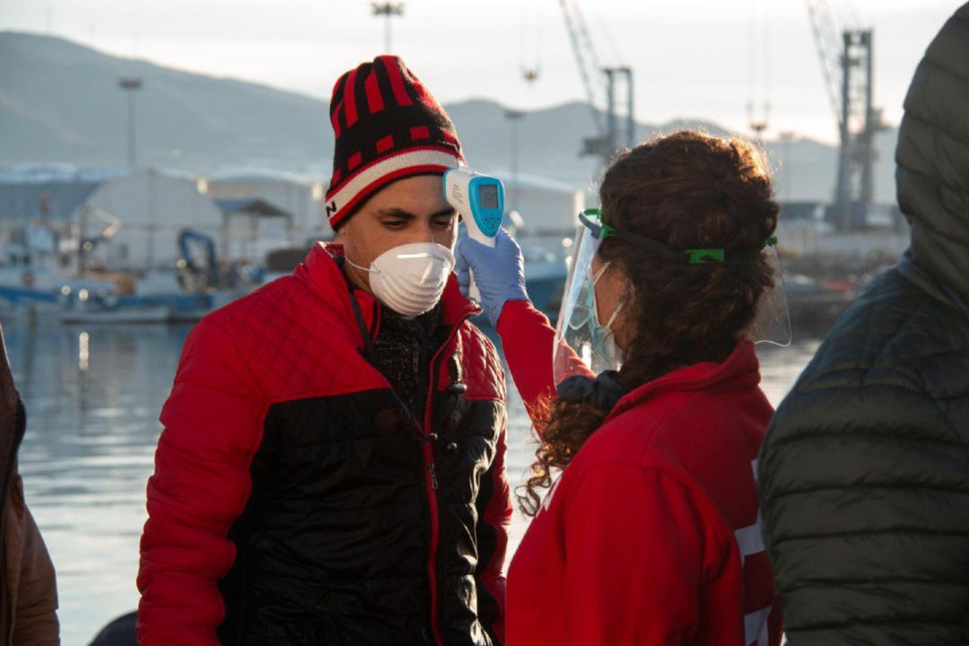 Voluntaria de Cruz Roja atiende a uno de los inmigrantes trasladados al puerto de Motril Voluntaria de Cruz Roja atiende a uno de los inmigrantes trasladados al puerto de Motril