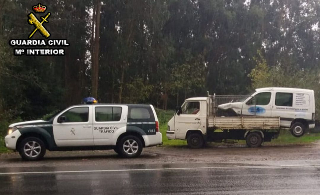 La Guardia Civil de Vilaboa, la que detectó un vehículo camión-caja, circulando por la nacional N-550, término de Vilaboa, transportando una furgoneta que sobresalía por su parte posterior. La Guardia Civil de Vilaboa, la que detectó un vehículo camión-caja, circulando por la nacional N-550, término de Vilaboa, transportando una furgoneta que sobresalía por su parte posterior.