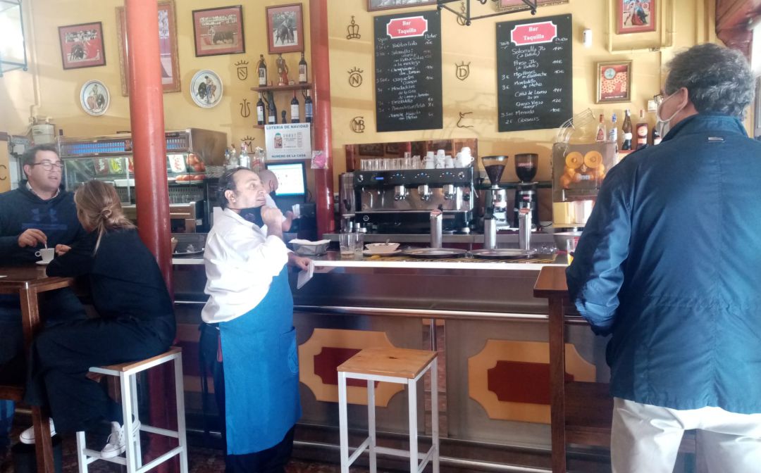 Manuel Oliva atiende a sus clientes en el popular Bar Taquilla Manuel Oliva atiende a sus clientes en el popular Bar Taquilla