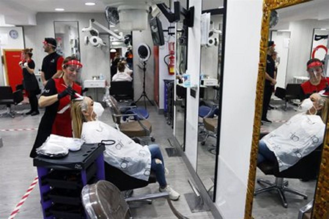Interior de una peluquería en el primer día de apertura Interior de una peluquería en el primer día de apertura