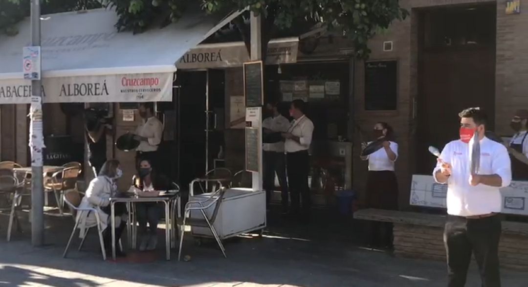 Cacerolada en la calle San Jacinto de Sevilla Cacerolada en la calle San Jacinto de Sevilla