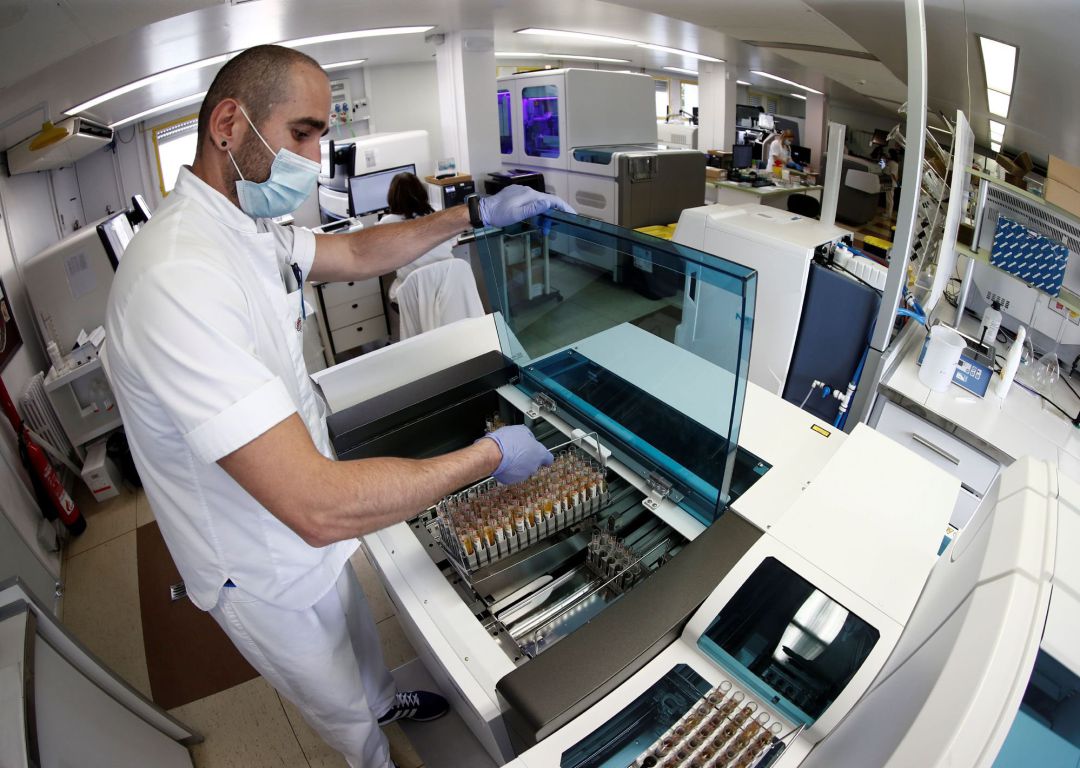 écnicos de laboratorio del Complejo Hospitalario de Navarra procesan muestras serológicas para su posterior análisis écnicos de laboratorio del Complejo Hospitalario de Navarra procesan muestras serológicas para su posterior análisis