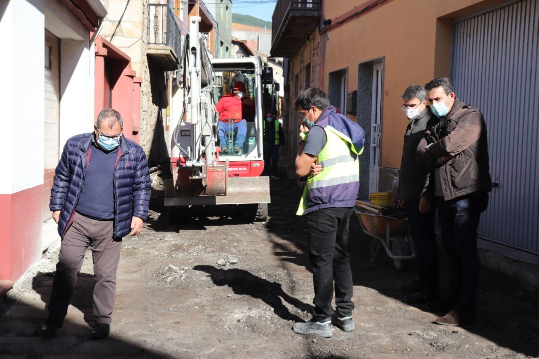 Obras de mejora en la calle Calvario de A Guarda bajó la supervisión de representantes del Concello. Obras de mejora en la calle Calvario de A Guarda bajó la supervisión de representantes del Concello.
