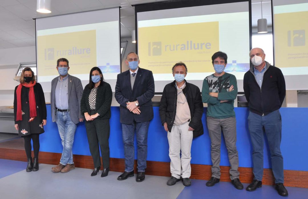 El rector de la UVigo, Manuel Reigosa, y la vicerrectora de Investigación, Belén Rubio, junto a responsables del proyecto rurALLURE
El rector de la UVigo, Manuel Reigosa, y la vicerrectora de Investigación, Belén Rubio, junto a responsables del proyecto rurALLURE