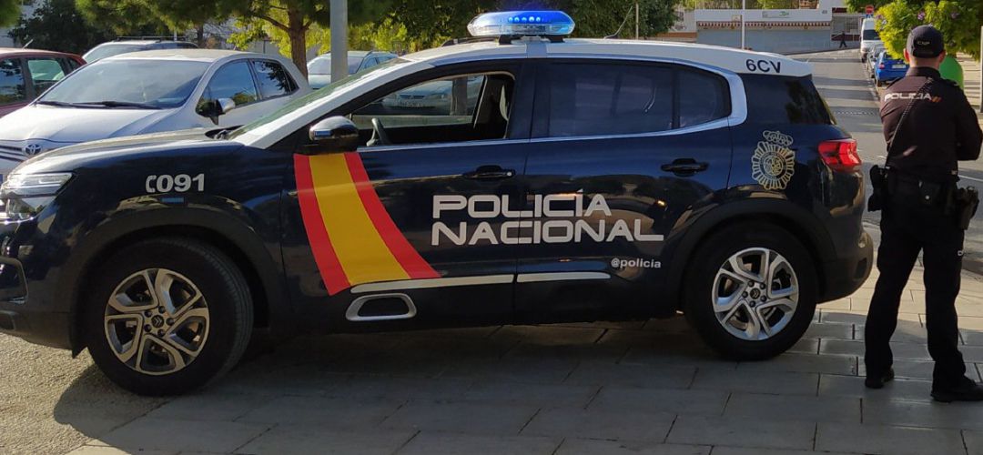 Los agentes tuvieron que llamar a los bomberos para entrar en el local Los agentes tuvieron que llamar a los bomberos para entrar en el local