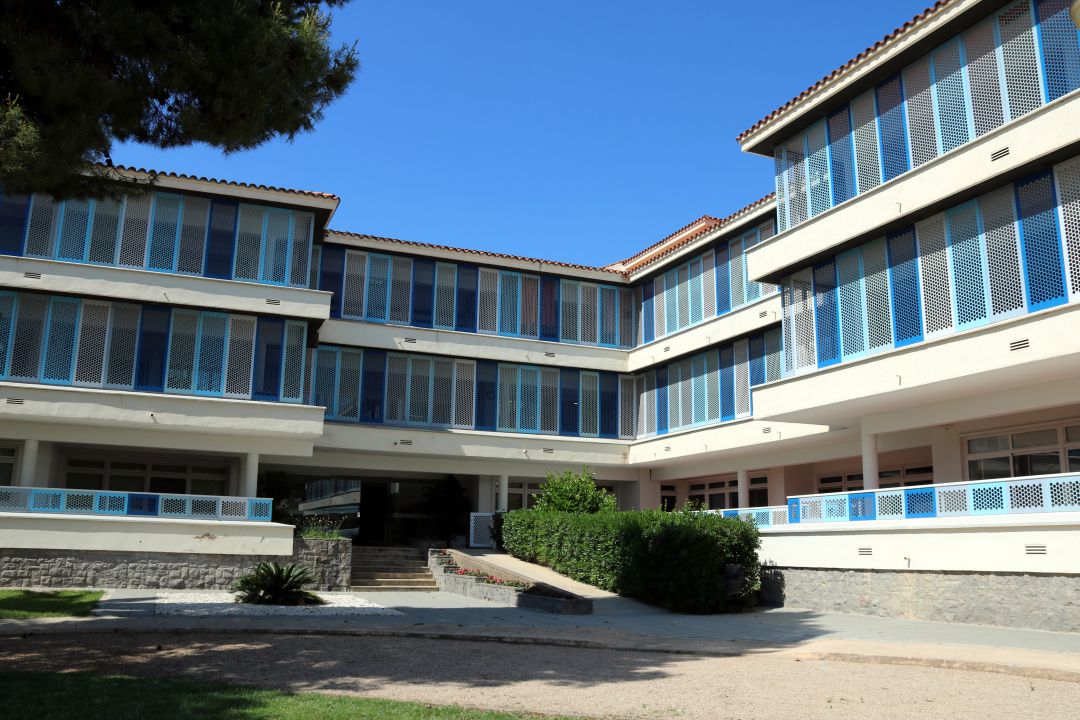 Façana de l'edifici principal del centre Villablanca, que pertany al grup Pere Mata de Reus, amb residències i centres de dia per a persones amb discapacitat intel·lectual o trastorn mental. Façana de l'edifici principal del centre Villablanca, que pertany al grup Pere Mata de Reus, amb residències i centres de dia per a persones amb discapacitat intel·lectual o trastorn mental.
