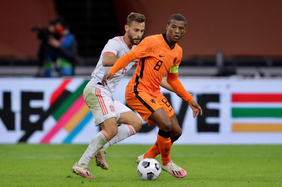 Wijnaldum y Canales disputan un balón. Wijnaldum y Canales disputan un balón.