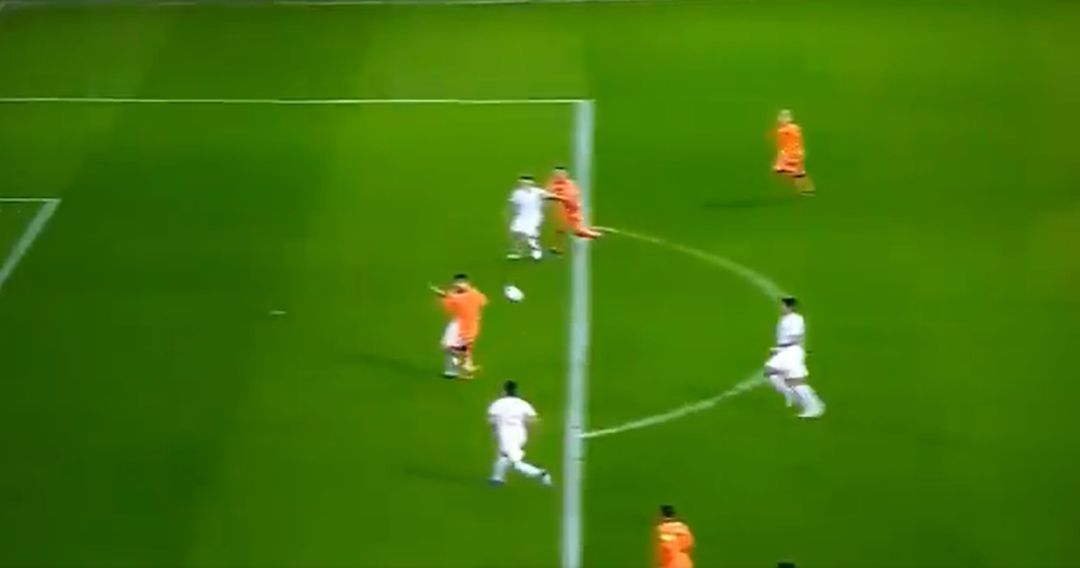 Van de Beek remata libre de marca. Van de Beek remata libre de marca.