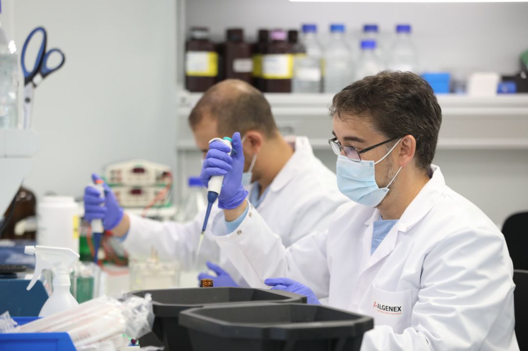 Investigadores trabajan en las instalaciones de una nueva factoría de la empresa ALGENEX dedicada a la producción de vacunas. Investigadores trabajan en las instalaciones de una nueva factoría de la empresa ALGENEX dedicada a la producción de vacunas.