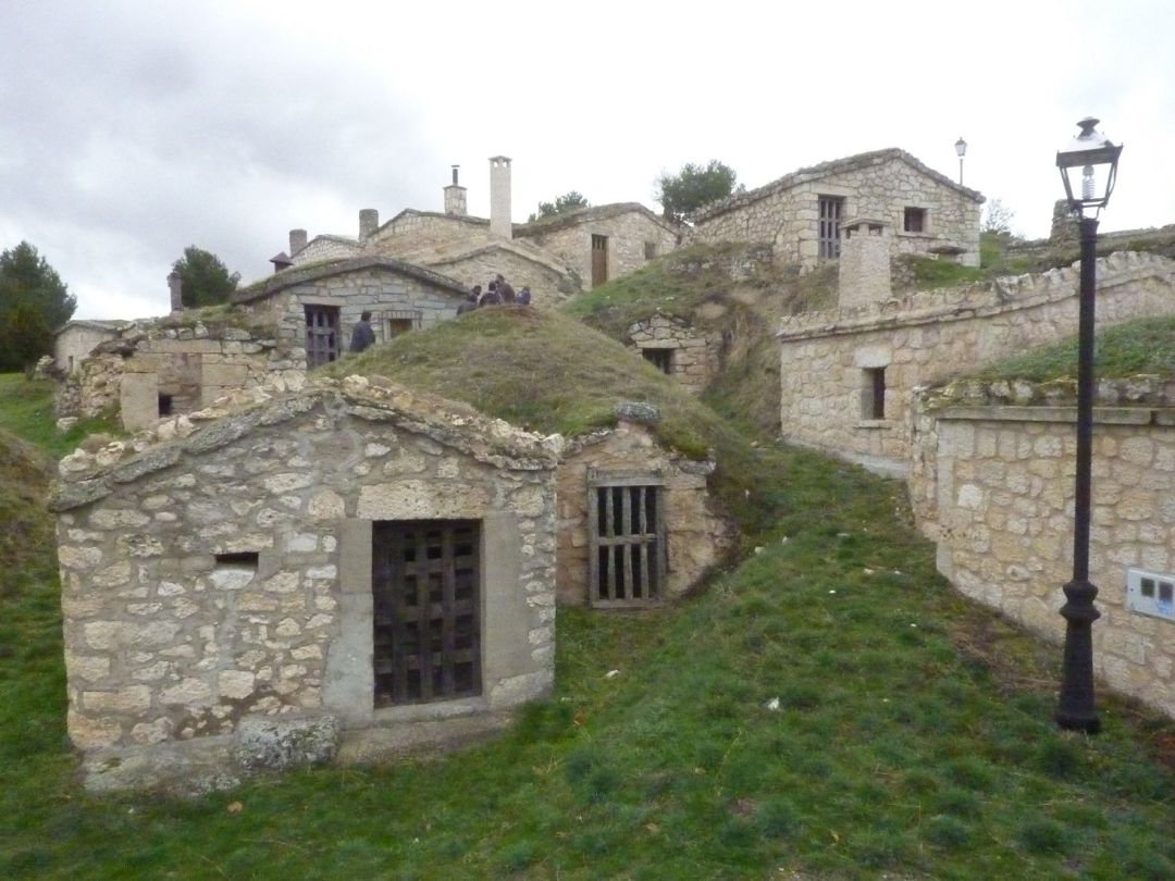El barrio de bodegas de El Cotarro de Moradillo de Roa. El barrio de bodegas de El Cotarro de Moradillo de Roa.