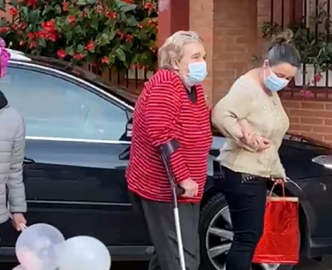 Los vecinos recibieron a Pilar García entre aplausos a su llegada a Roa. Los vecinos recibieron a Pilar García entre aplausos a su llegada a Roa.