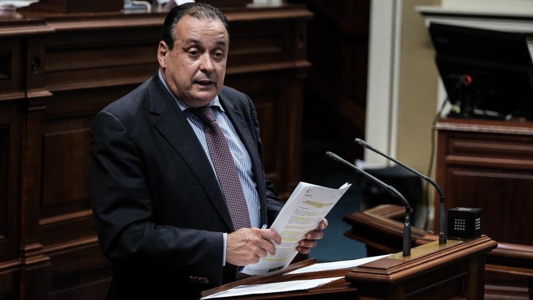 El consejero de Sanidad del Gobierno de Canarias, Blas Trujillo, durante una intervención en la tribuna del Pleno del Parlamento de Canarias en una imagen de archivo El consejero de Sanidad del Gobierno de Canarias, Blas Trujillo, durante una intervención en la tribuna del Pleno del Parlamento de Canarias en una imagen de archivo