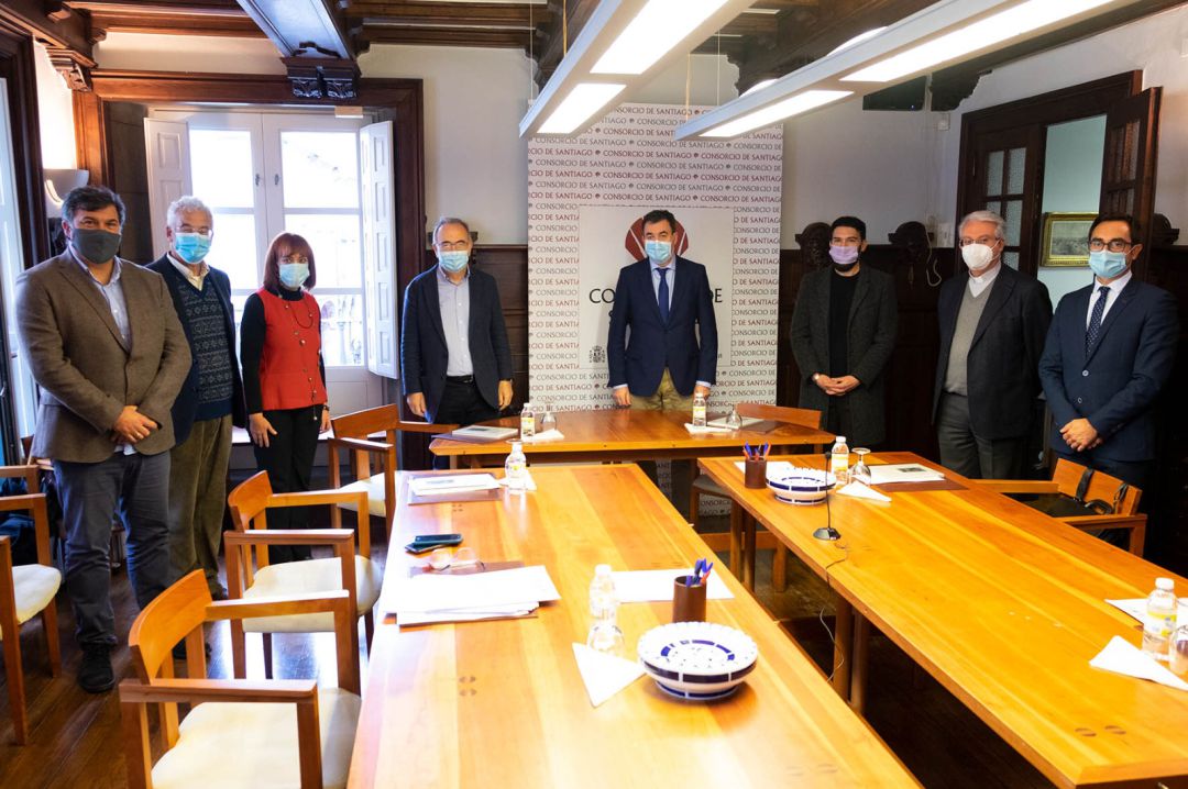 Sánchez Bugallo y Román Rodríguez, en el centro de la foto, estuvieron con los expertos que componen la comisión Sánchez Bugallo y Román Rodríguez, en el centro de la foto, estuvieron con los expertos que componen la comisión