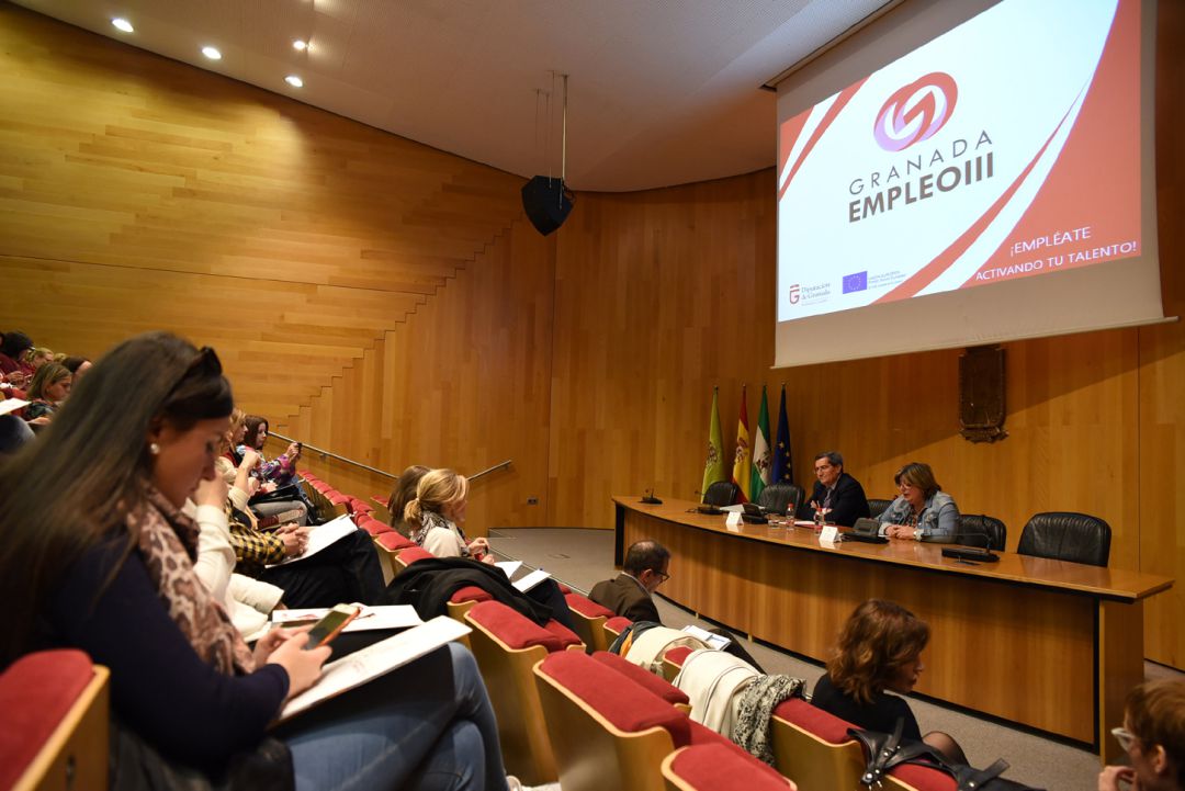 Foto de archivo del presidente de la Diputación de Granada y la diputada de Empleo, José Entrena y Ana Muñoz, en un encuentro con jóvenes beneficiados de programas de empleo de la institución Foto de archivo del presidente de la Diputación de Granada y la diputada de Empleo, José Entrena y Ana Muñoz, en un encuentro con jóvenes beneficiados de programas de empleo de la institución