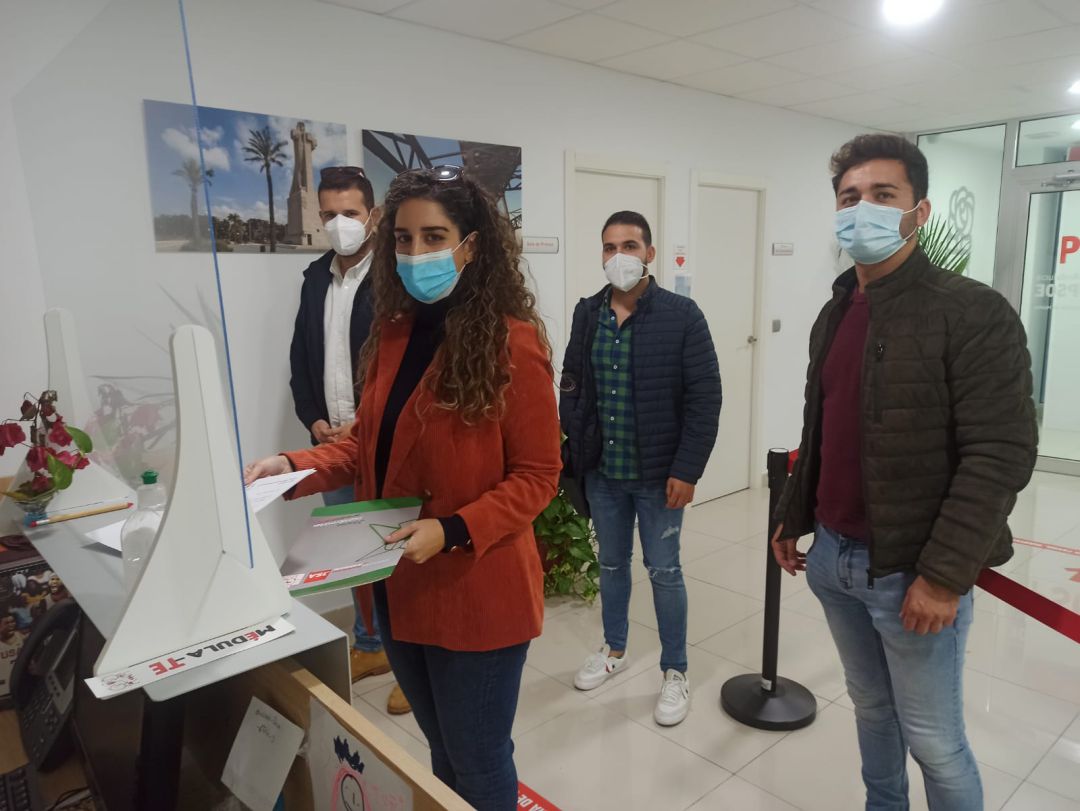 Miembros de Juventudes Socialistas en la sede del PSOE de Huelva Miembros de Juventudes Socialistas en la sede del PSOE de Huelva