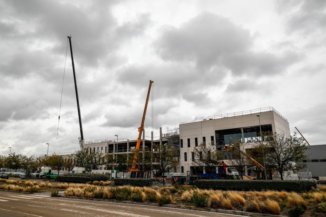 Grúas junto a las obras del nuevo Hospital de Emergencias de la Comunidad de Madrid, el Hospital Isabel Zendal, en la zona de Valdebebas. Grúas junto a las obras del nuevo Hospital de Emergencias de la Comunidad de Madrid, el Hospital Isabel Zendal, en la zona de Valdebebas.