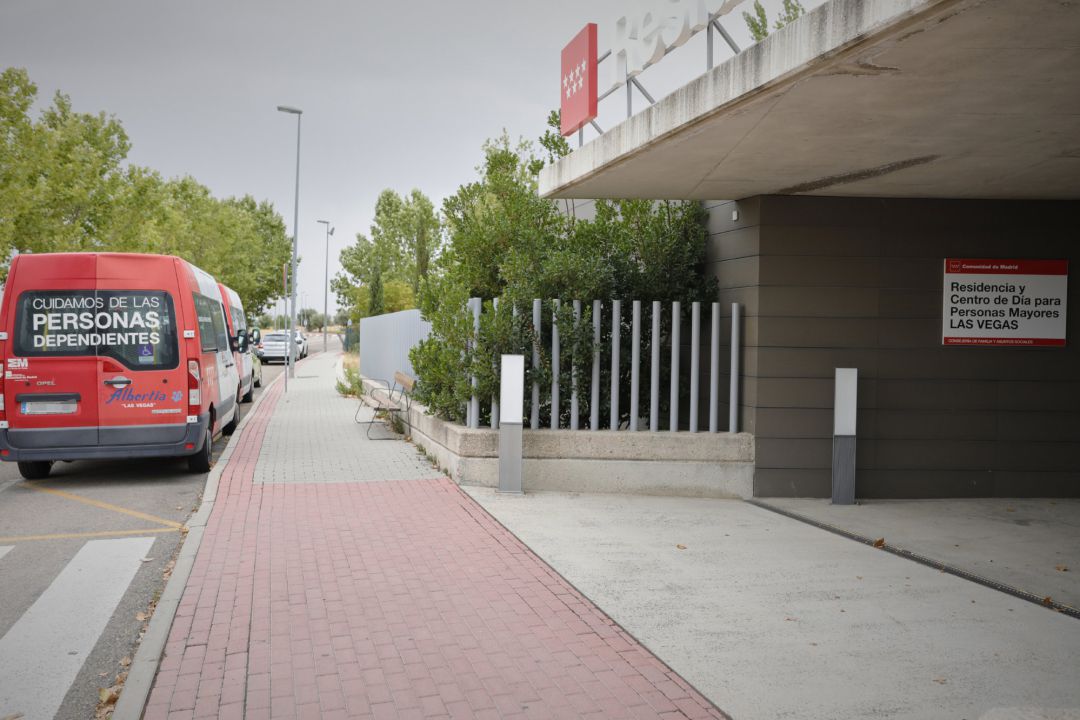 Vehículo de la Residencia "Las Vegas" en Ciempozuelos junto a la entrada a las instalaciones del centro. Vehículo de la Residencia "Las Vegas" en Ciempozuelos junto a la entrada a las instalaciones del centro.