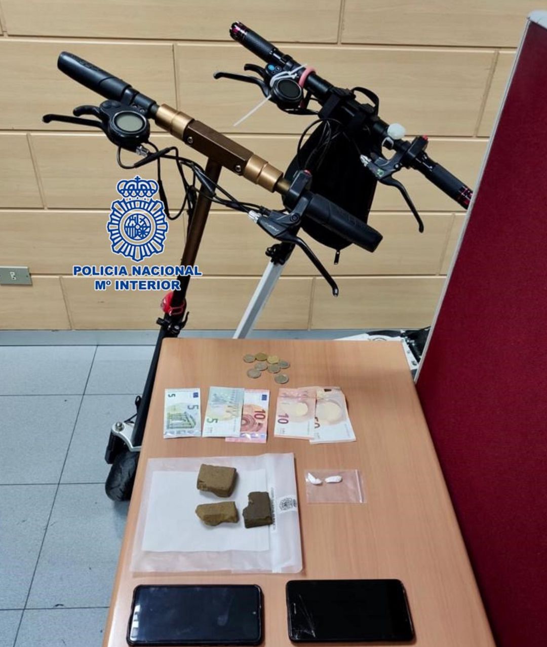 La Policía desarticula en Pontevedra una red que distribuía droga a domicilio utilizando patinetes eléctricos.
La Policía desarticula en Pontevedra una red que distribuía droga a domicilio utilizando patinetes eléctricos.