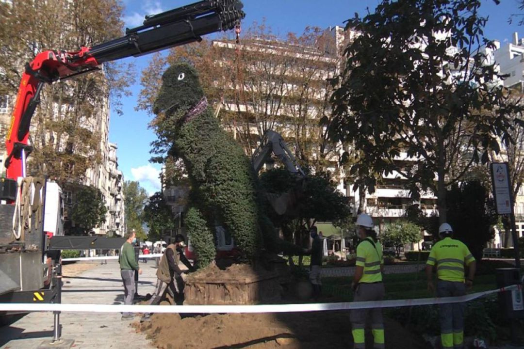 Operarios haciendo la mudanza del Dinoseto Operarios haciendo la mudanza del Dinoseto
