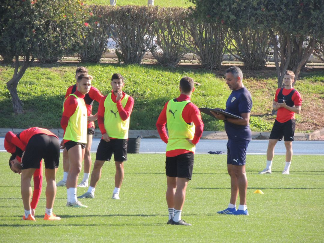 José Gomes hablando con el equipo este miércoles. José Gomes hablando con el equipo este miércoles.