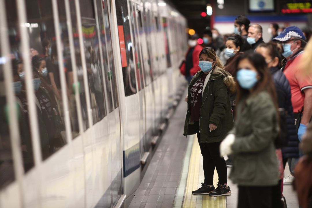 Viajeros con mascarillas en un andén de la estación de metro de Nuevos Ministerios, en Madrid. Viajeros con mascarillas en un andén de la estación de metro de Nuevos Ministerios, en Madrid.