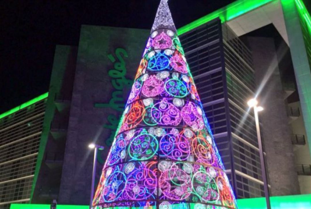 Imagen de archivo de iluminación navideña en el Corte Inglés de Albacete Imagen de archivo de iluminación navideña en el Corte Inglés de Albacete