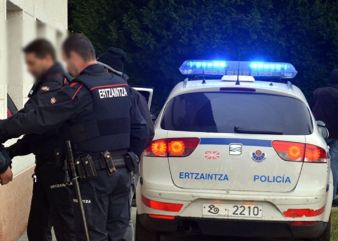 Asimismo, la Ertzaintza registró otra denuncia de agresión sexual por parte de una joven que habría ocurrido en el barrio de Rekalde Asimismo, la Ertzaintza registró otra denuncia de agresión sexual por parte de una joven que habría ocurrido en el barrio de Rekalde
