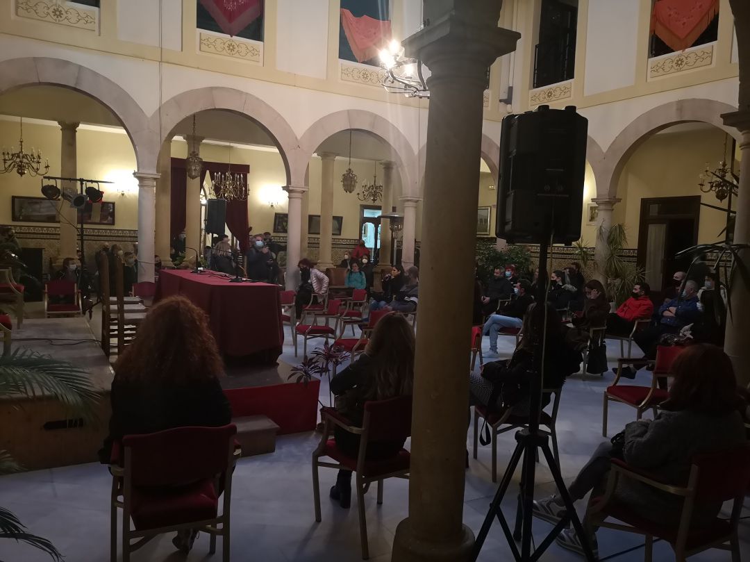 Más de un centenar de empresarios mantuvieron una reunión este miércoles donde acordaron llevar a cabo esta primera acción de protesta Más de un centenar de empresarios mantuvieron una reunión este miércoles donde acordaron llevar a cabo esta primera acción de protesta