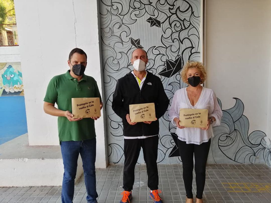 Foto de archivo de la entrega de mascarillas a los colegios de la localidad por parte del alcalde de Padul(Granada), Manuel Villena (de verde) Foto de archivo de la entrega de mascarillas a los colegios de la localidad por parte del alcalde de Padul(Granada), Manuel Villena (de verde)