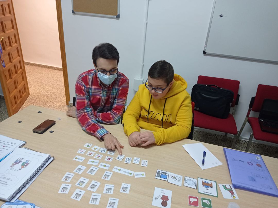 Momento de una de las sesiones con uno de los niños de la Asociación de Autismo de Jódar Momento de una de las sesiones con uno de los niños de la Asociación de Autismo de Jódar
