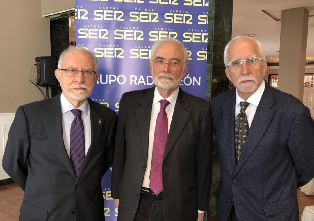Luis Mateo Díez, a la derecha, junto a José María Merino y Juan Pedro Aparicio, durante una entrega del premio 'Leonés del Año' Luis Mateo Díez, a la derecha, junto a José María Merino y Juan Pedro Aparicio, durante una entrega del premio 'Leonés del Año'