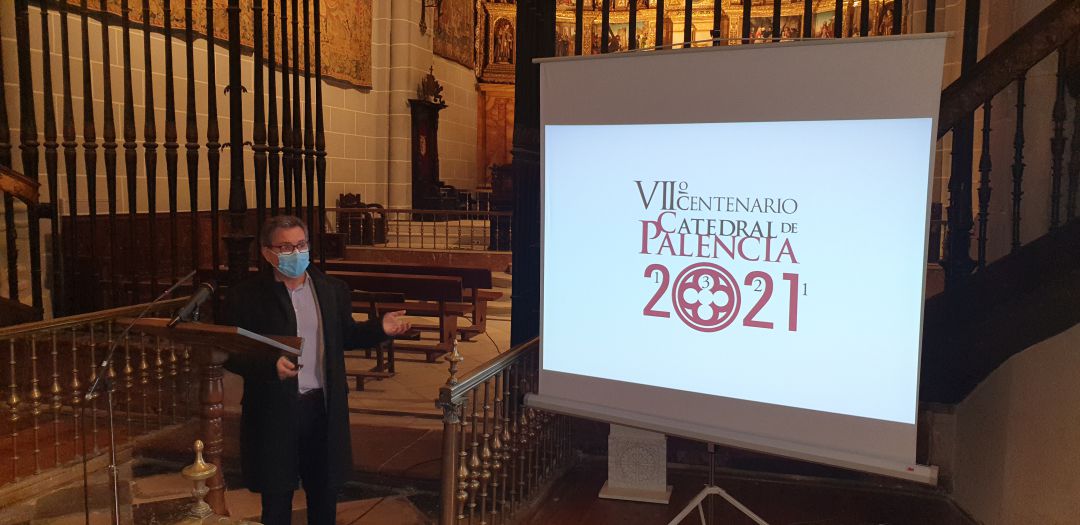 Ignacio Vela, autor del logotipo, presenta la imagen gráfica del VII Centenario de la Catedral de Palencia Ignacio Vela, autor del logotipo, presenta la imagen gráfica del VII Centenario de la Catedral de Palencia