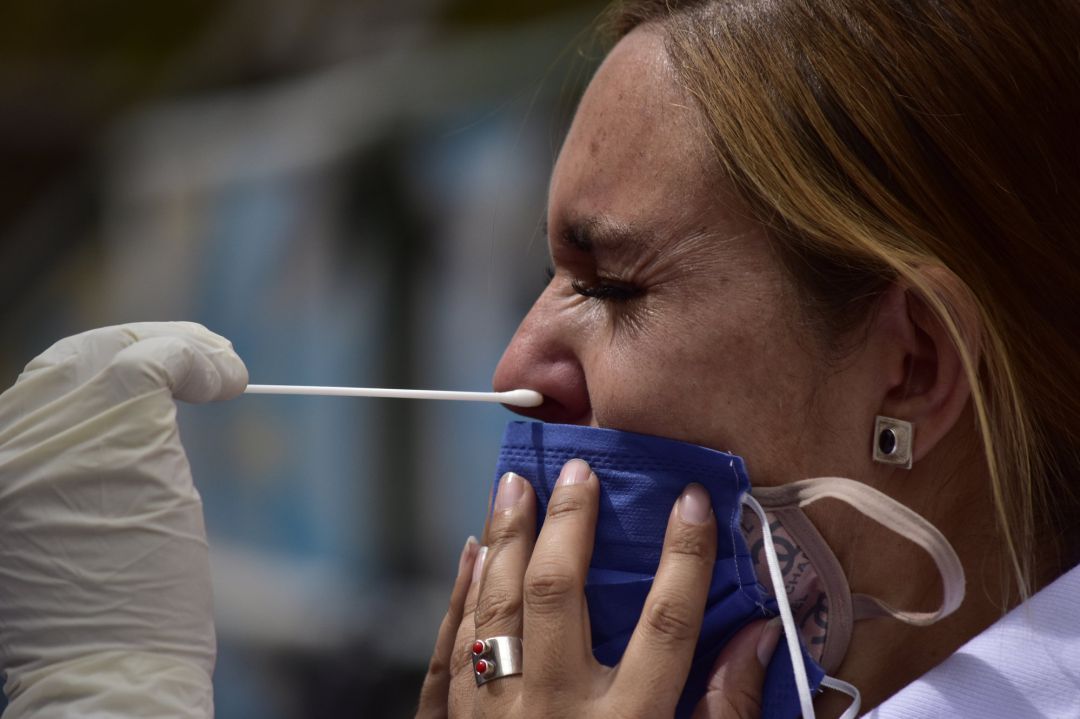 Realización de una PCR a una posible contagiada. Realización de una PCR a una posible contagiada.