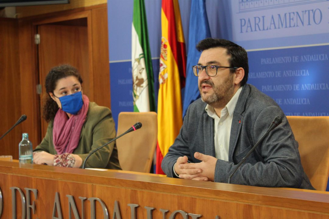 El portavoz de Hacienda de Adelante Andalucía, Guzmán Ahumada, junto a la portavoz parlamentaria de Adelante, Inmaculada Nieto, en rueda de prensa en el Parlamento en una imagen de archivo El portavoz de Hacienda de Adelante Andalucía, Guzmán Ahumada, junto a la portavoz parlamentaria de Adelante, Inmaculada Nieto, en rueda de prensa en el Parlamento en una imagen de archivo